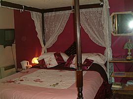 Fourposter bedroom 