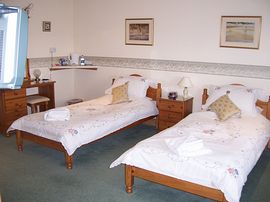 SPACIOUS ENSUITE TWIN ROOM 