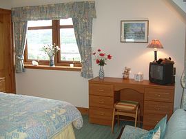 Suilven Bedroom with ensuite jacuzzi bathroom 