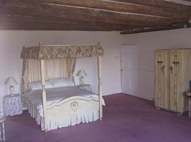 Four poster double bed room 