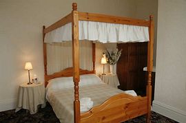 Four poster bedroom 
